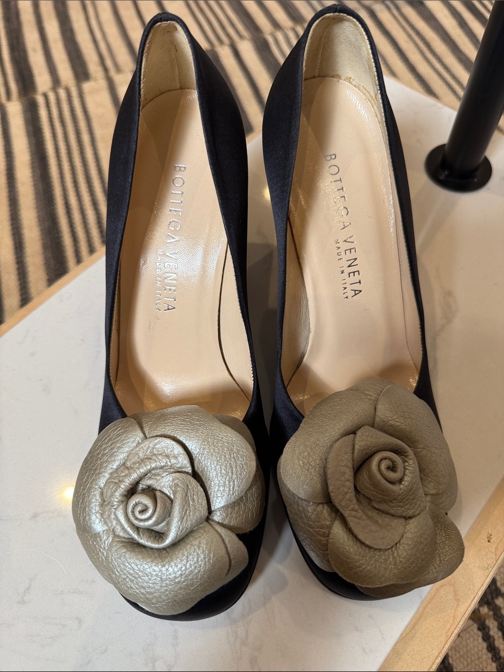 NEW Bottega Veneta Black Pumps with Taupe Leather Camellia